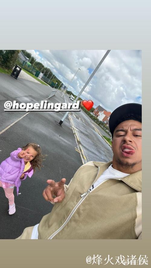 林加德社媒晒怀抱女儿照片：节日快乐