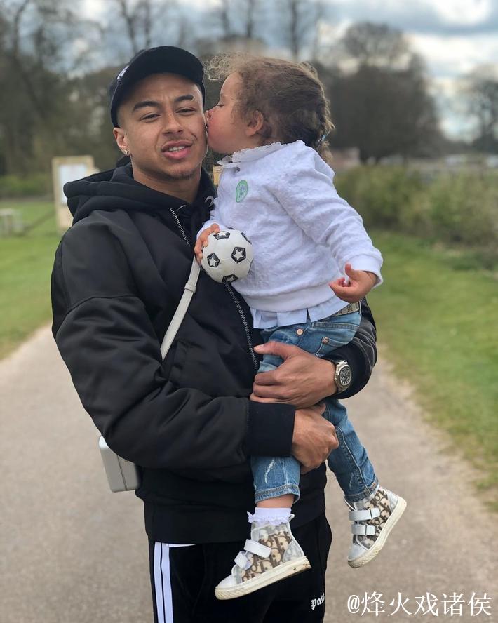 林加德社媒晒怀抱女儿照片：节日快乐